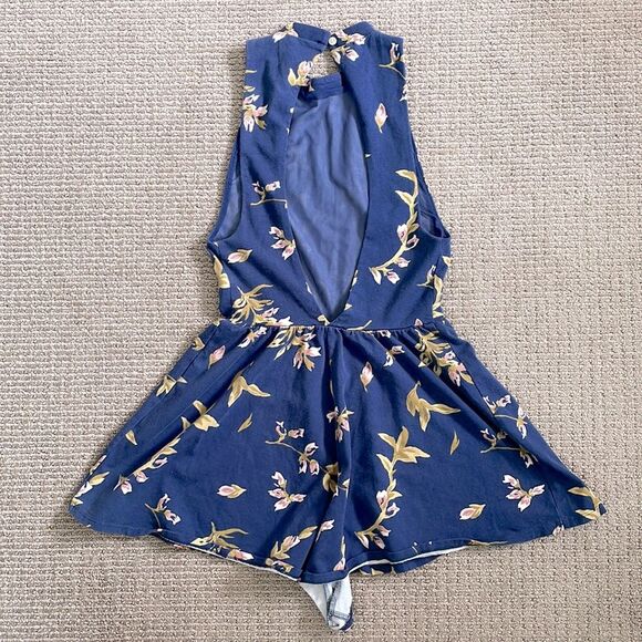 Kimchi Blue Rebecca Floral Open Back Halter Mock Neck Romper S - Navy Blue - Picture 4 of 9